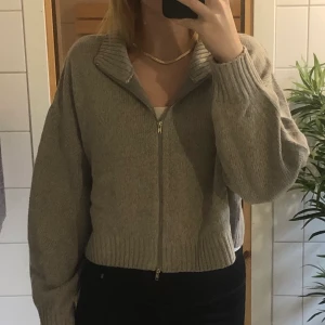 Stickad kofta - Grå kofta ifrån h&m! Jättecool men hänger bara i garderoben! Köparen står för frakten 💕