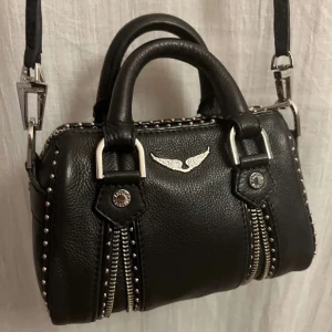 zadig väska - säljer denna väska åt min kompis, köpt på hemsidan - säljer för 2800kr, skicket syns på bilderna 🙌🏽 hör av er vid intresse! 