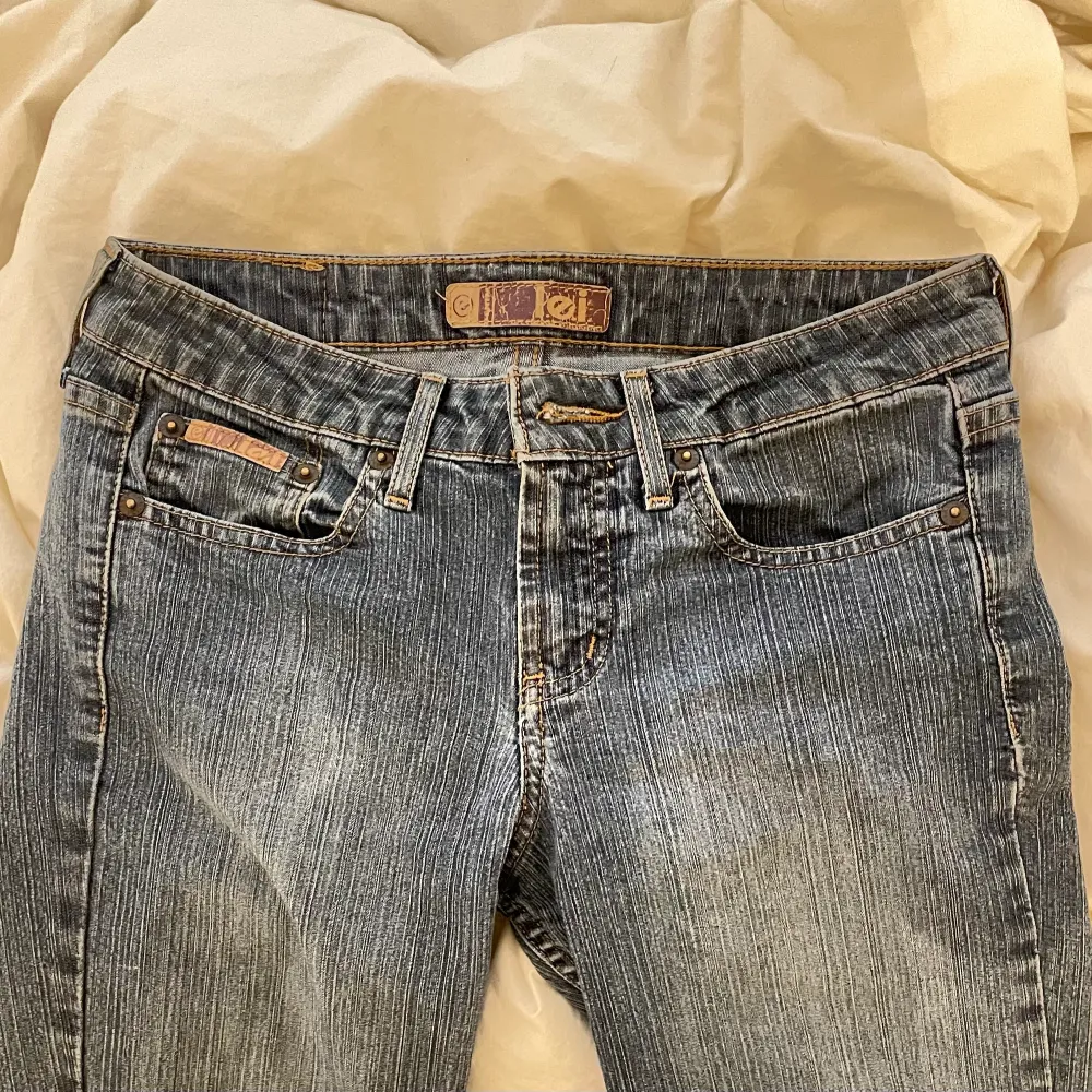 Superfina lågmäldaste bootcut jeans, köpta second hand. Säljer pga att dom är lite korta på mig som är 168. de står ingen storlek men jag skulle säga att dom är ca 24/25. TRYCK EJ PÅ KÖP NU. Startar budgivning om flera vill köpa. Jeans & Byxor.