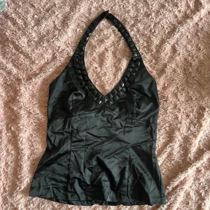 Svart topp  - Säljer denna fina svarta fest toppen som ja char köpt från humana! Toppen är i jätte fin sick❤️