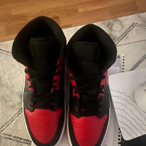 Jordan 1 mid  - Storlek: 44,5 Använda men i gott skick  