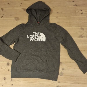 The North Face hoodie  - Hoodie från north face i mycket bra skick. Den är mycket sparsam använd utan något slitage. Den är i storlek 164.