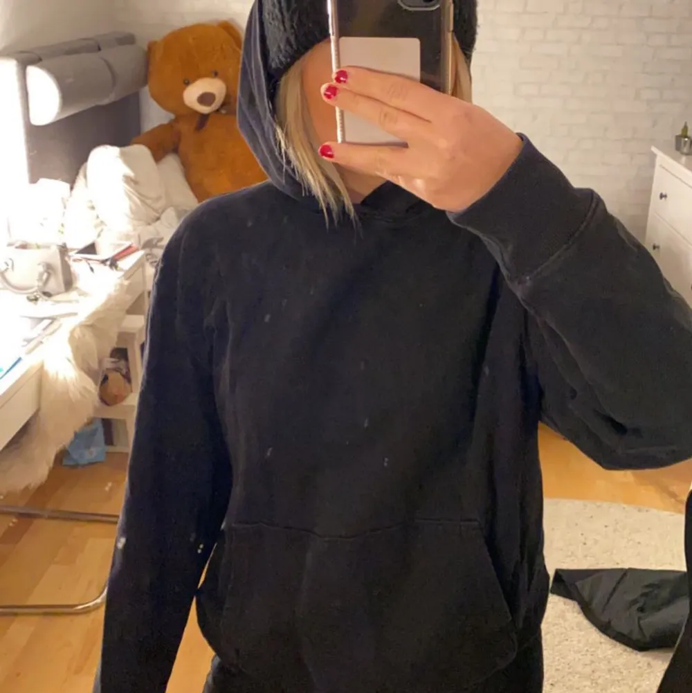 Intressekoll på min hoodie ifrån zadig. Köptes för ca 2 år sedan men sparsamt använd, inga defekter. Köptes för 1260kr i butik. Skriv privat för fler bilder. Kvitto finns🥰. Tröjor & Koftor.