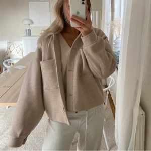 NAKD kappa - Säljer min superfina kappa från NAKD. Använd ett fåtal gånger och säljer då den inte längre kommer till användning. Nyskick!💕💕 (Lånad bild)