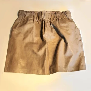 Faux leather kjol strl S - Kort kjol från Zara. Frakt m frimärke & direkt swish till mig 49kr, välj ej Köp Nu isåfall. Samfraktar för minsta möjliga frakt kostnad för dig. Kontakta mig angående detta