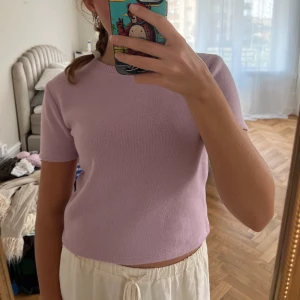 Stickad zara t-shirt  - Hej! Säljer nu min super fina lila/rosa tröja från zara som är använd ett fåtal gånger!💞