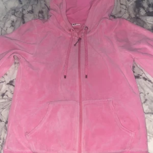 Rosa velvet kofta  - Storlek XS/S rosa velvet kofta från Cubus aldrig använd utan bara legat i garderoben. Super snyggt till ett par ljusa jeans kanske?😍