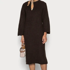 Stickad klänning - Superfin stickad klänning som aldrig kommit till användning då det inte är min stil!  Köpt för 499 Storlek Xs men passar en S likaså.  (Köparen står för frakten)