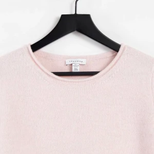 Stickad tshirt - säljer denna as snygga stickade tröja från topshop. knappt använd och i gott skick utan defekter. skriv privat för fler bilder🕺🏻🦦🍒