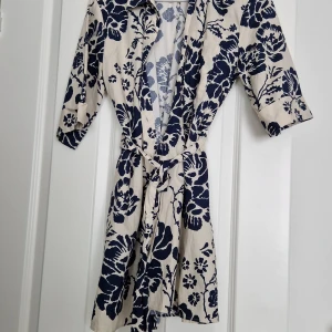 Mini klänning  - Miniklänning från Zara, sitter jättefint och passar bra till sommaren eller om man ska resa till något varmt ställe under hösten/vintern. Använd ett fåtal gånger.  OBS! Frakten ingår i priset 