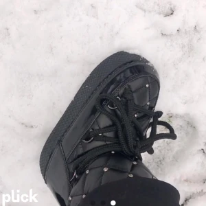 Moonboots liknande skor - Väldigt efterfrågade skor! Som liknar moonboots! Liten skada på högra skon men inget men märker! 