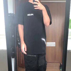 Vetements AW21 ”POLIZEI” T-Shirt - Tvär fet oversized och ikonisk Vetements tröja. 7/10, den är använd men inga skador.  Storlek M (OVERSIZED)  (Är 180cm på bilden)     dm för fler bilder/frågor