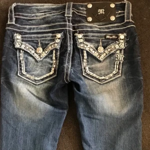 Miss me jeans storlek 24 - Intressekoll!  (Det två första bilderna är lånade) detta är mina jättesnygga miss me jeans köpts i florida i sommras på buckle för 1100 kr Passar en 24/25 