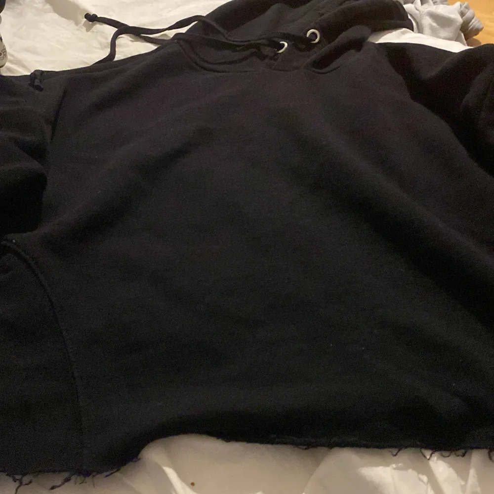 En svart hoodie som är lite kortare som är så mysigt innut i o så skön att ha på sig!. Tröjor & Koftor.