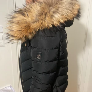 Hollies vinterjacka  - En jättefin och varm vinterjacka från Hollies. Den kommer inte till användning längre och därför har jag valt att sälja men inga deffekter, precis som ny. Nypris var 3500kr men jag sänker mig till 550kr då den är använd men fortfarande i mycket bra skick!