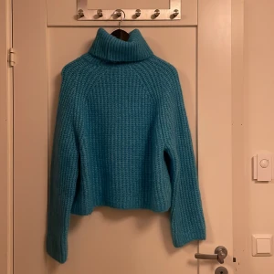 Stickad tröja - En blå stickad tröja från zara med väldigt bra skick. Den är använd Max 2 ggr eftersom att den köptes på våren. Väldigt fin nu till vintern💗💗