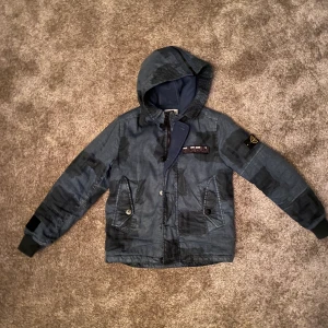 Stone island jacka - Hej säljer nu min Stone island jacka i storlek 12 år då jag själv har växt ur den ny pris 5000kr nu endast 1900kr