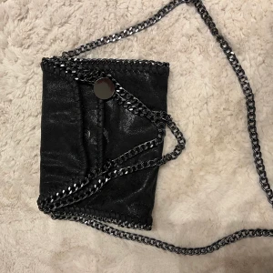 Liten väska - Säljer min fina väska som inte kommer till användning längre, den är som ny inga skador allas på den💕(de är den minsta modellen på väskan)