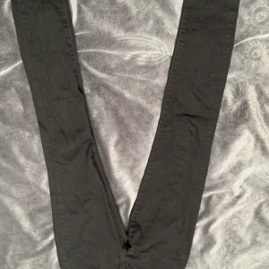 Levi’s jaens w24 L32 - Ny skick andvända max 3 gånger lite långa på mig o jag e 163, de e skiny