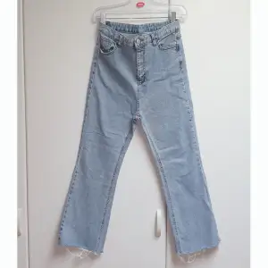 Bootcut jeans från det koreanska märket chuu. Storlek 30 men de är små i storleken så passar även de som har 27, 28 och 29 eftersom midjan är stretchig.
