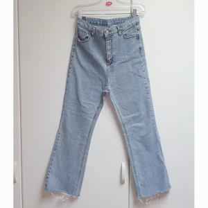 Flared jeans - Bootcut jeans från det koreanska märket chuu. Storlek 30 men de är små i storleken så passar även de som har 27, 28 och 29 eftersom midjan är stretchig.