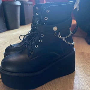 Skor - Säljer dessa underbara skorna då jag tyvärr aldrig fått användning för de, de är 8cm höga där bak o ca 5cm där fram