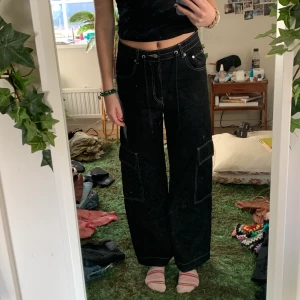 cargo pants - cargo jeans från Weekday, size 36! säljs inte längre, ordinarie pris 600kr. de har även ett snöre som man kan dra till om man vill! säljer på grund av att de är för korta för mig och kommer inte till användning:)