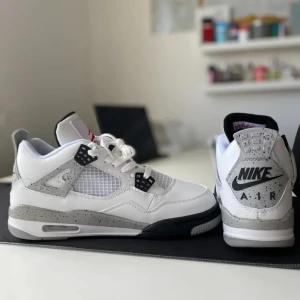 Jordans 4 white cement - Storlek 44 Helt nya för stora.  Nypris 7500kr