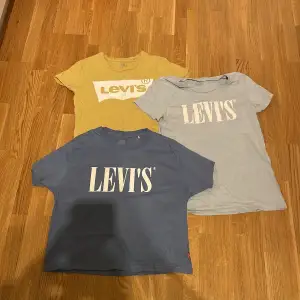 3st levis t-shirts, alla strl xs. Knappt använda. Den mörkaste blå är lite kortare och vidare i modellen. 100kr st.