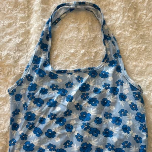 Halter linne - Ett fint linne med blommönster. Helt oanvänd! Köpt för 99kr säljer för endast 30kr💗