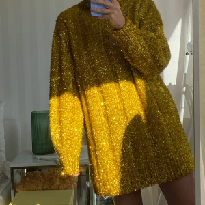 H&M gullig stickad tröja, S/M - Magisk guldig stickad tröja med polo, från H&M och helt i nyskick. 