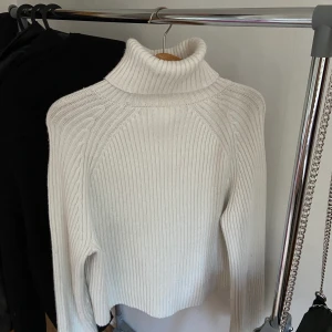 vit stickad tröja - vit tröja i fint skick från hm💕