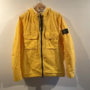 ⚡️Säljer Stone Island jacka. Nypris 9000kr. Bud 3500kr, bin 5000kr. Skick 10/10. Köparen står för frakt (49kr) priset prutbart.⚡️