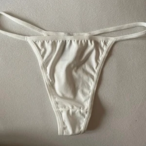 Vita stringtrosor  - Helt nya och oanvända. Höga midjeband 🤍