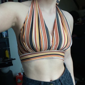 Rygglös Topp - Randig rygglös topp som man knyter runt ryggen och nacken. Storlek S.