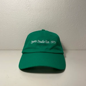 Keps - Superfin grön keps med text, den är helt oanvänd så i perfekt skick! 