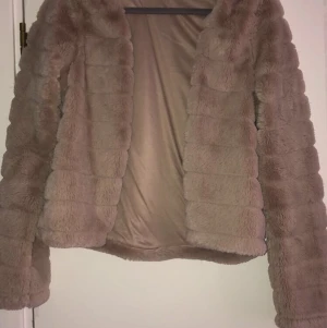 Kofta - En kofta från Gina tricot som aldrig är använd.