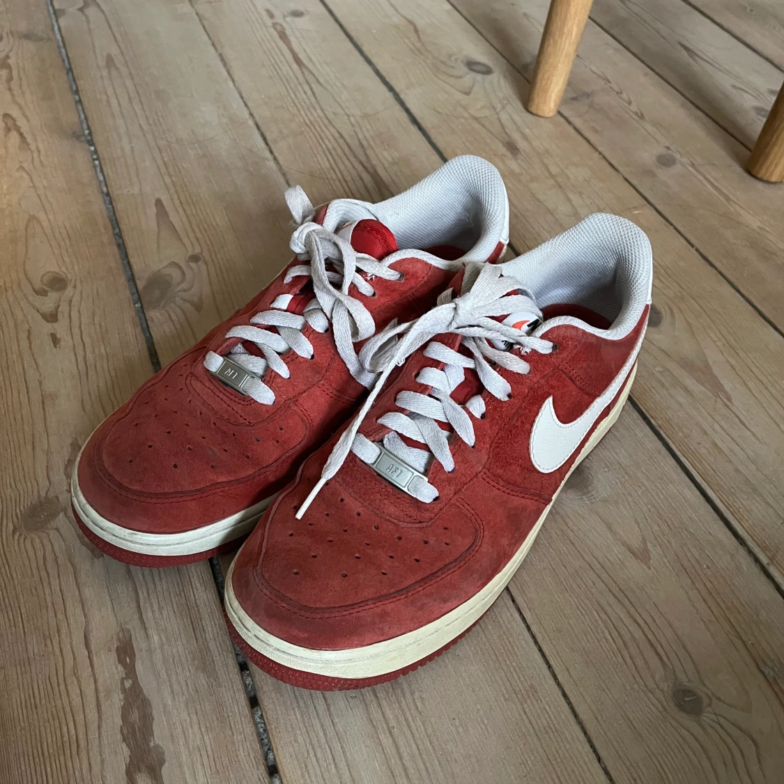 Nike Air Force 1 röda strl 40