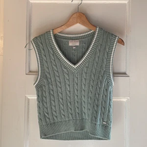 Väst  - Stickad väst från pull & bear i mintrönt. 