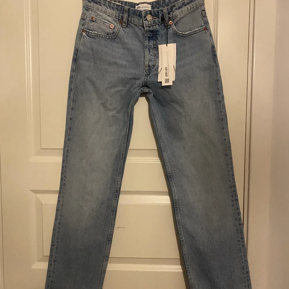 Säljer mina Zara Mid Rise straight jeans i stolek 38 då dom är för stora. Oandvända och lappen sitter fortfarande kvar.. Jeans & Byxor.