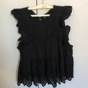 Volang topp zara!!💕 - Finaste volangtoppen från zara. Älskar den men den kommer inte till användning. Finns inte att köpa nån annanstans. Pris kan diskuteras vid snabb affär!! ❤️ storlek XS men passar även S