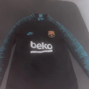 Barcelona tröja - Säljer min barcelona tröja för bra pris för endast 700 kr nypriset är 1200 och det finns inga skador på den