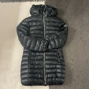 Gant - En helt ny gant jacka som använts va 4-5 gånger. Storlek 176, och har inga skador alls. Priset kan diskuteras. 