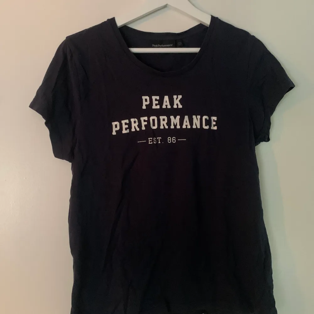 Säljer min fina peak performance tröja då jag växt ur den. Strl S/M. T-shirts.