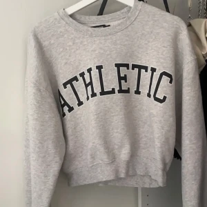 Sweatshirt  - En sweatshirt från Bikbok i storlek XS! Använt ett fåtal gånger. Köparen står för frakt! 