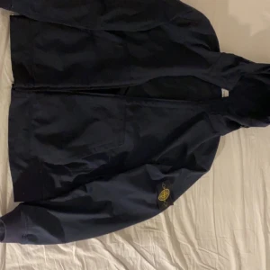 41627 LIGHT SOFT SHELL-R Stone island jacket  - Stone island jacka i mycket fint skick inköpt för   6500kr, säljer den p.g.a den har blivit för lite för mig. Storlek L passar M Mycket fint skick!