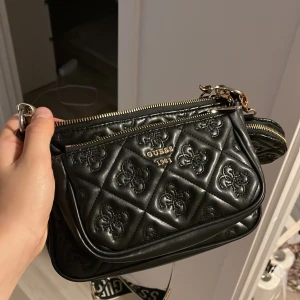 Guess väska  - Ok skick tyvärr gick ”låset” sönder i sommras. Köpte för 1000 kr. 