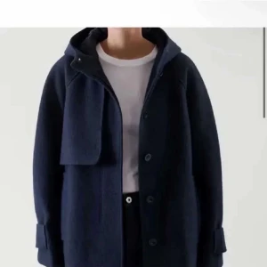 Kappa från COS - Intressekoll på min jättefina marinblåa kappa från COS 