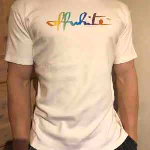OffWhite T-Shirt Storlek S - Off white tröja, säljs nu mera inte. Original pris runt 3499kr. Väldigt bra skick, aldrig använd alla lappar etc hänger kvar. Passar enda upp till L beroende på vilken passform man vill ha. Mjuk insida väldigt bekväm! Priset kan diskuteras!