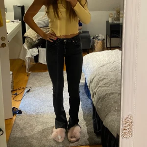 Zara slit jeans  - Zara jeans i fint skick, det enda är att de är små små slitningar längst ner då jeansen släpat i backen när jag gått men inget som är märkvärdigt 💗 storlek 38, jag är mellan 36/38 och dom sitter bra på mig, är 175 🫶🏽 sliten svart/mörkgråa